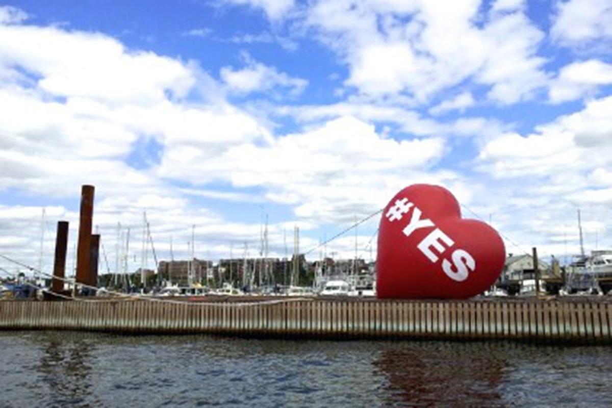 Inflatable YES Heart Art Display